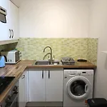 Stylish Apartment With Secure Parking Close To City
