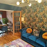 Boutique Abode - With Hot Tub