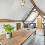 Quirky Retreats - Chester Rose