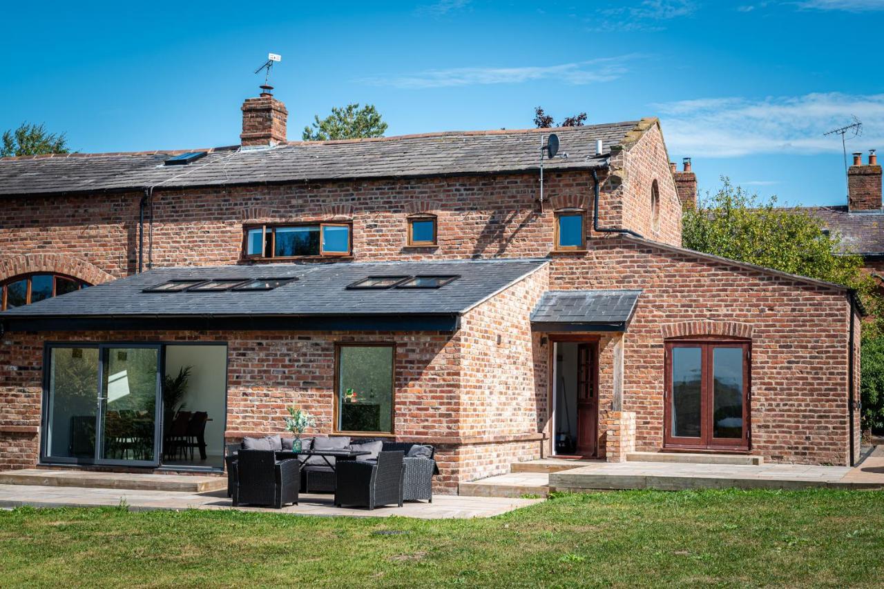 No1 Little Barrow Barns - Sleeps 10 *