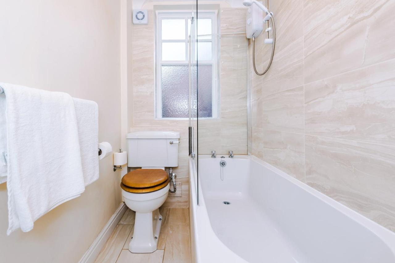 Country Charm Sleeps 4 & Free Parking Holiday home Chester