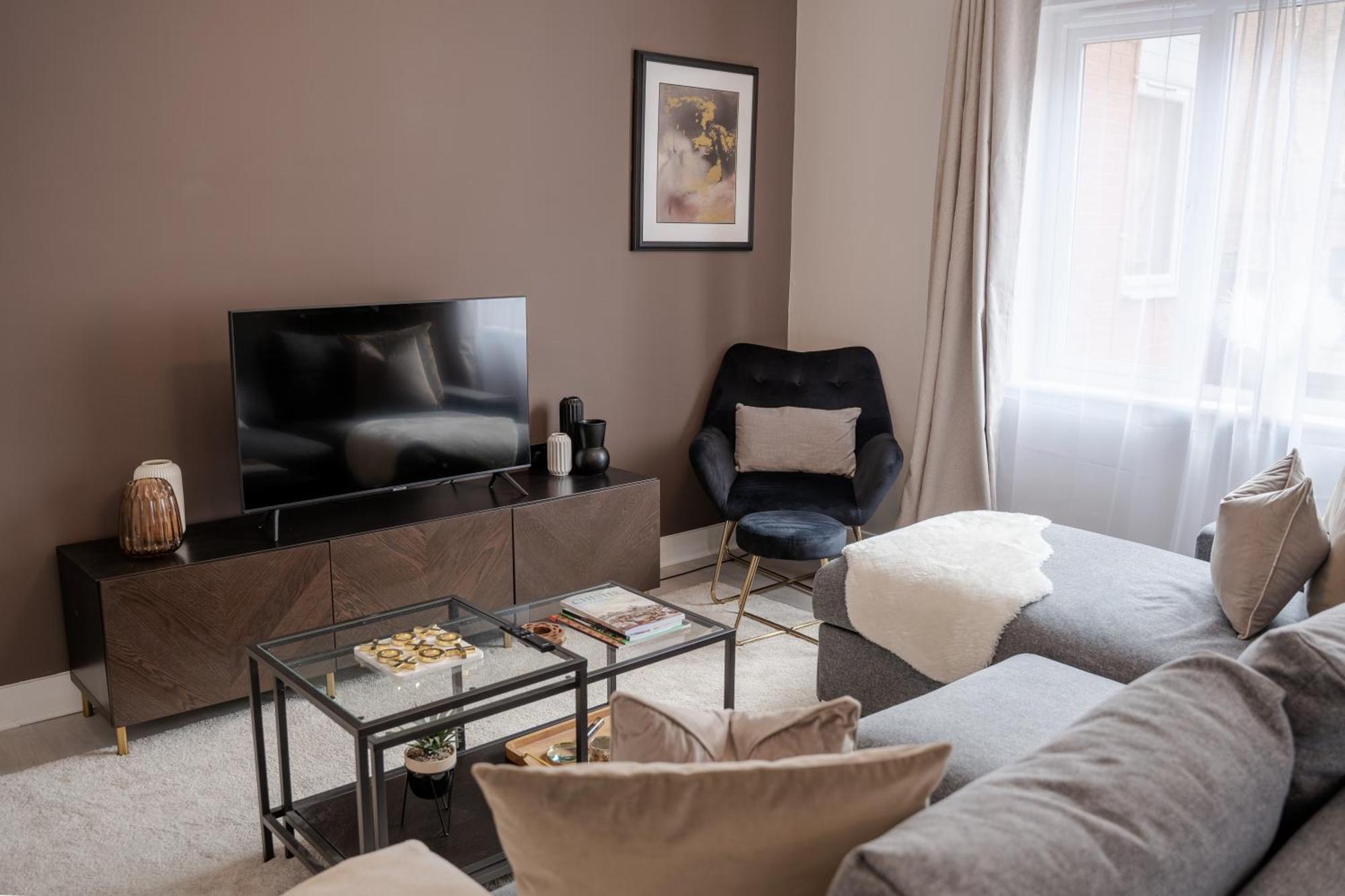 Stylish & Recently Refurbished - Up To 6 Apartment