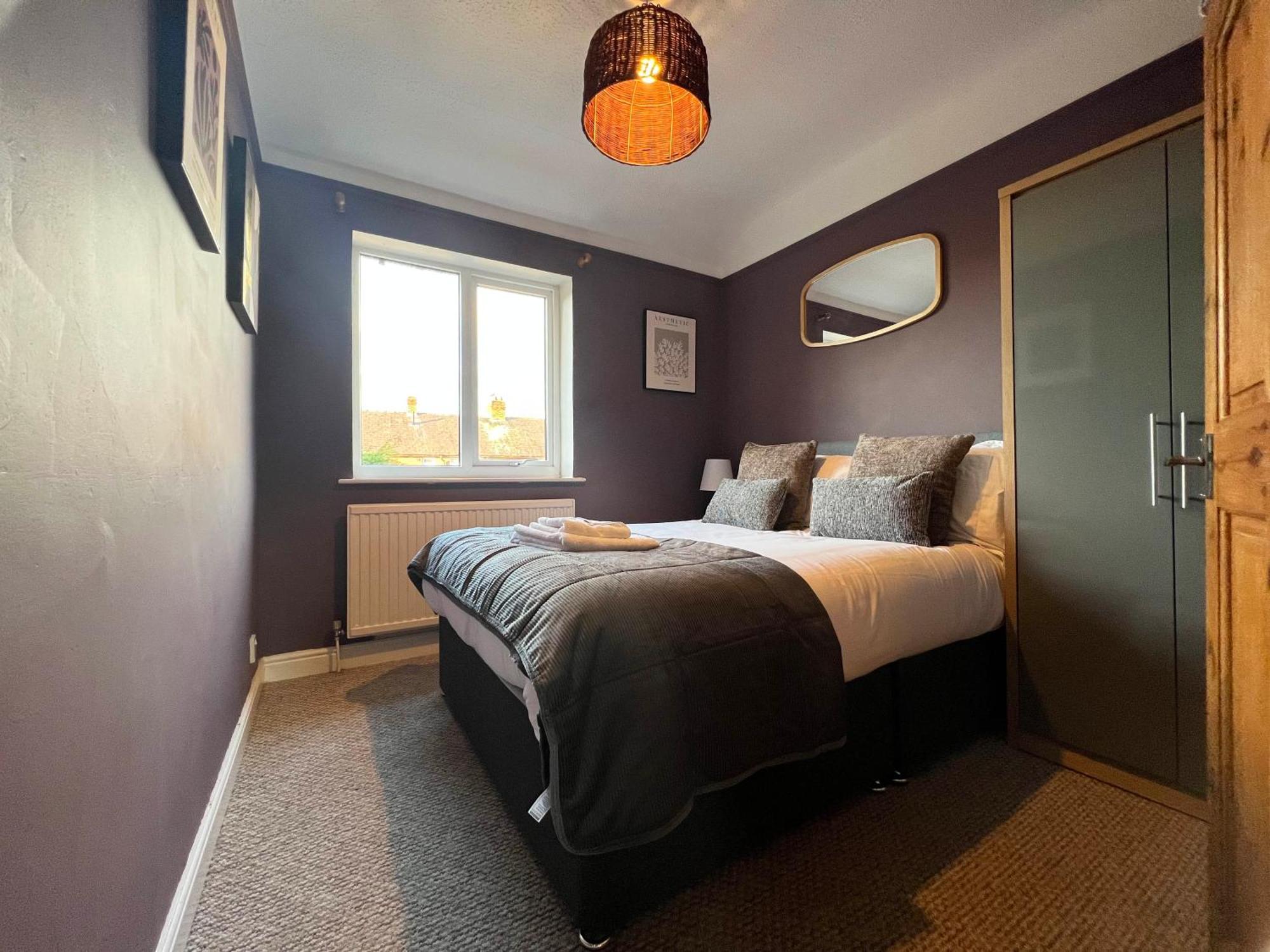 Holiday home Recently Refurbished 3 Bedroom With Parking - Perfect For Longstays - Sleeps 8