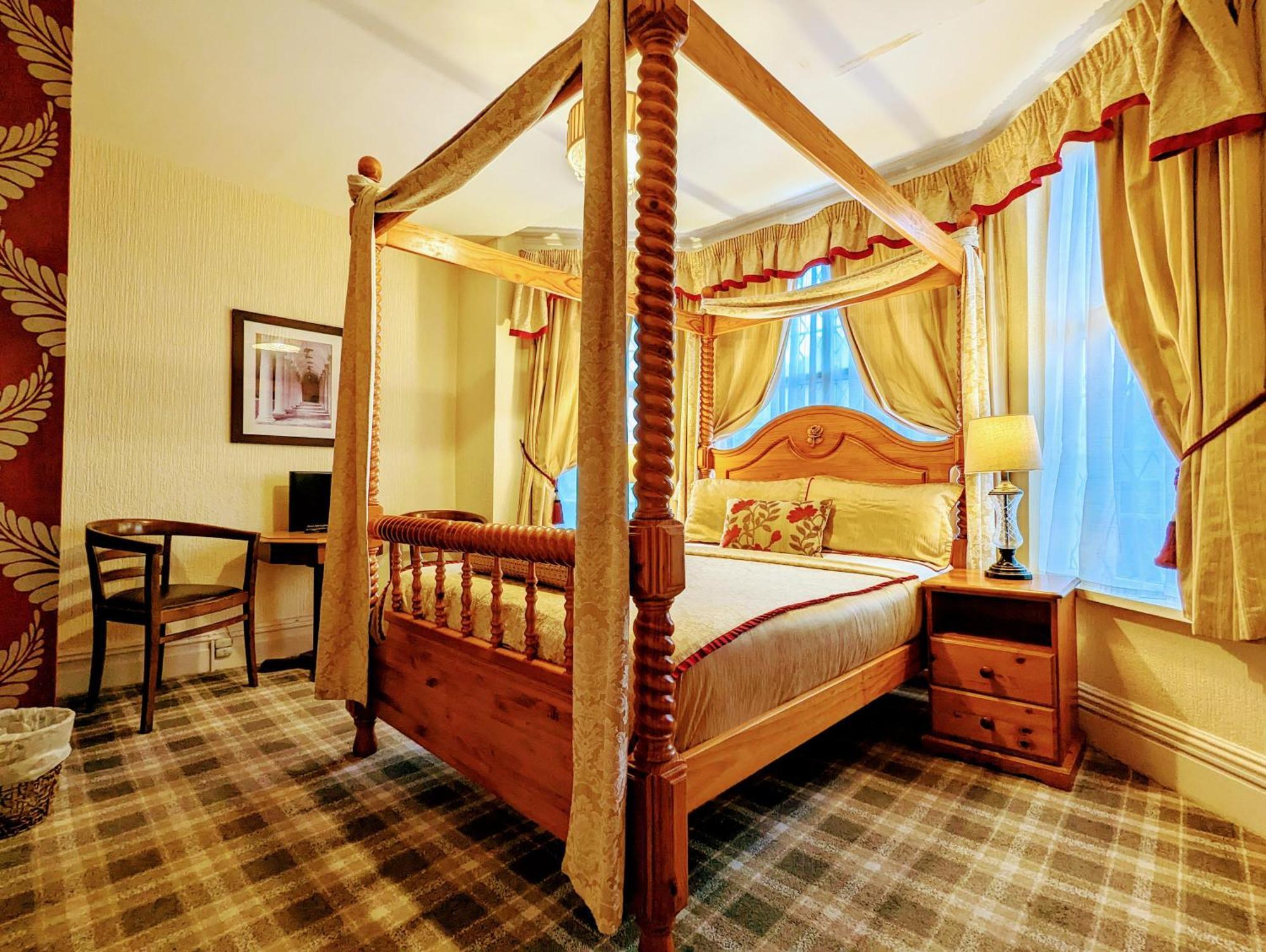 Brookside & Restaurant Hotel