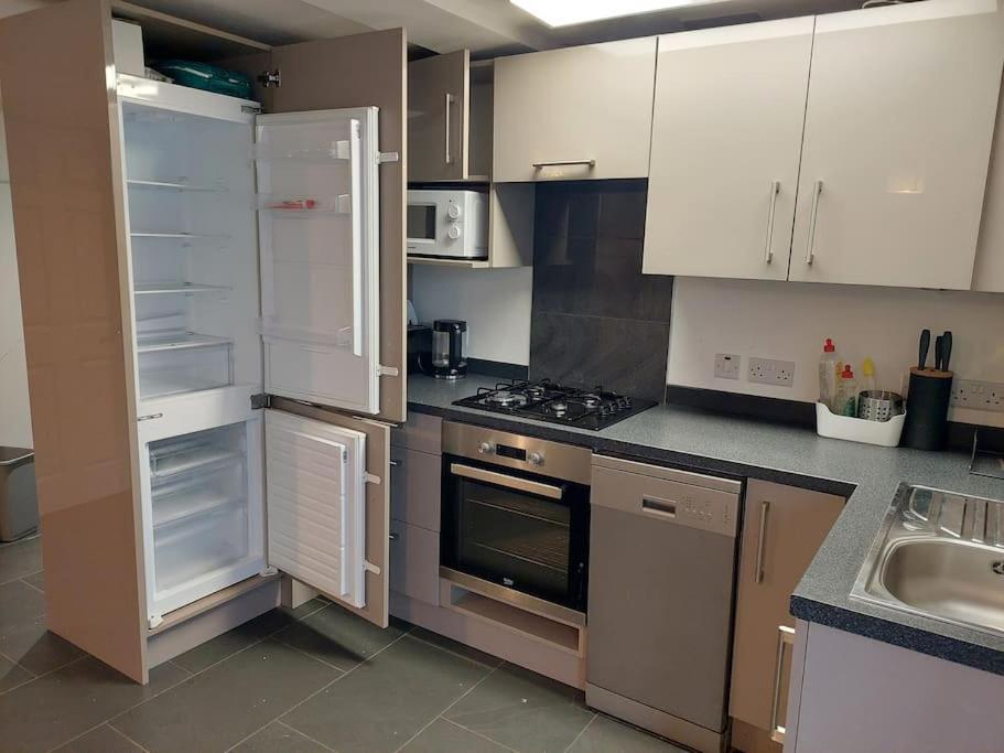 Flat 1 Cosy And Comfortable In Apartment