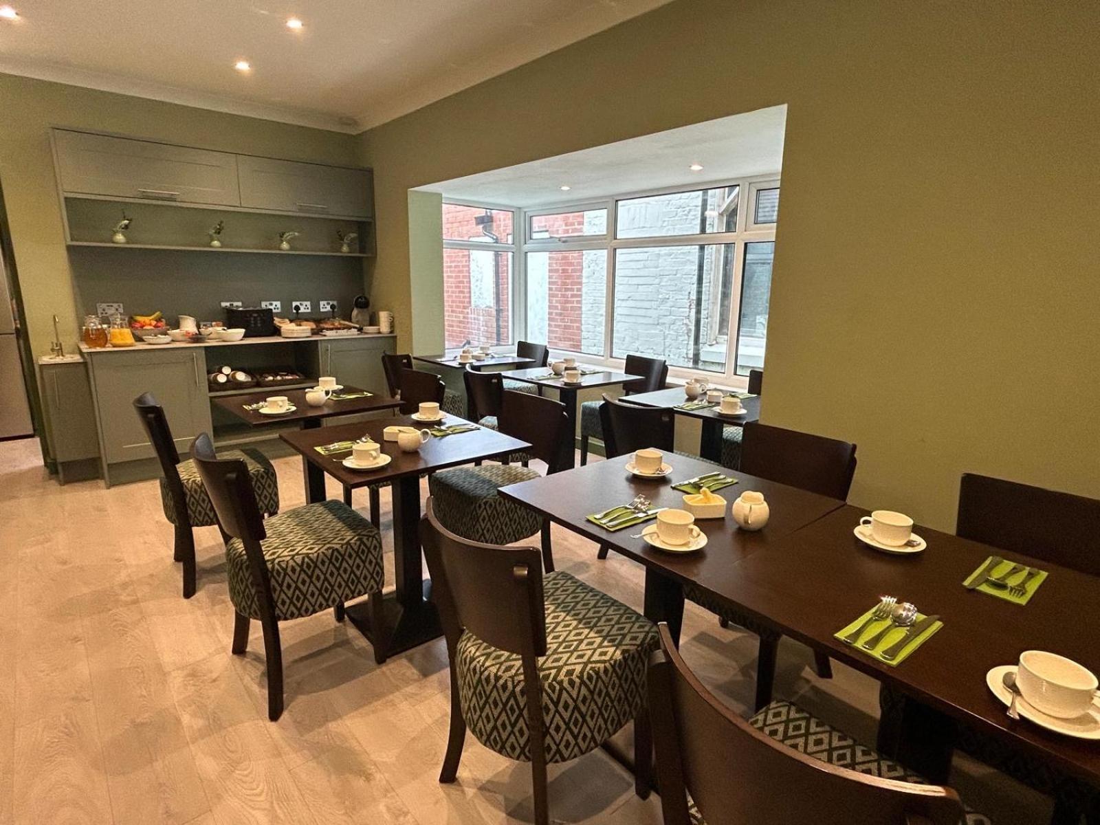 Hotel Hamilton Court Hoole 3*