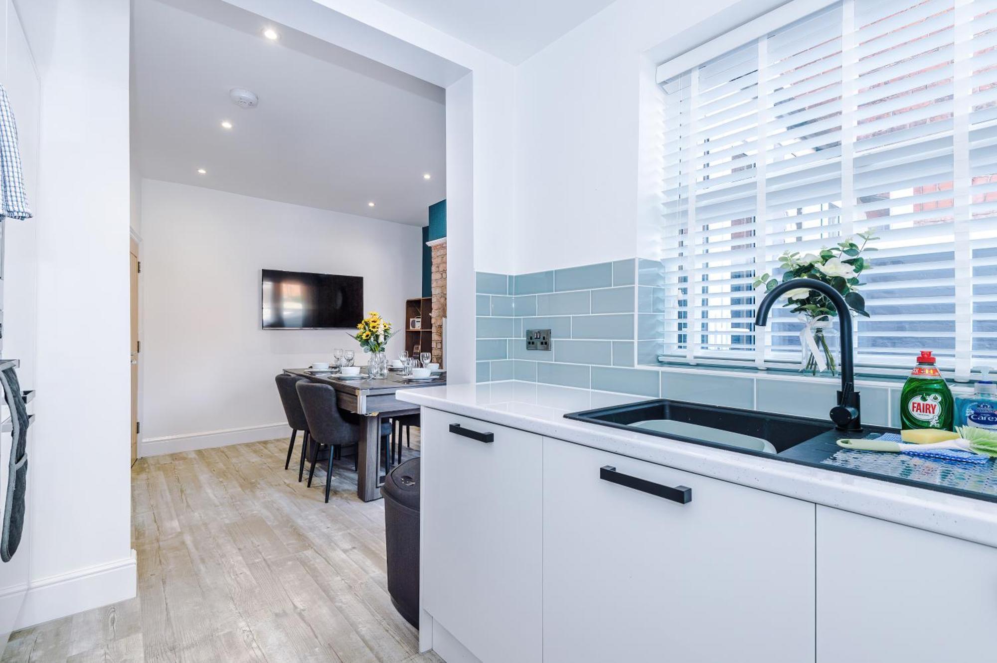 Serene & Contemporary Hoole House Holiday home
