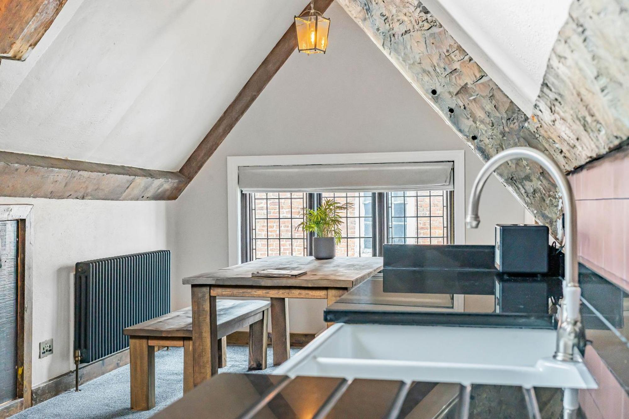 Quirky Retreats - Rose *
