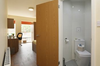 Trinity Hall 2*