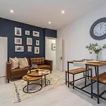 South View - 3 Bed Modern Chester House - Close To City Centre