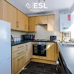 3 Bedroom House With Garden And Driveway Parking - Less Than 10 Mins From Chester City Centre