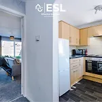 3 Bedroom House With Garden And Driveway Parking - Less Than 10 Mins From Chester City Centre