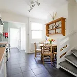 Chester Stays - Lovely 2 Bedroom House In The Heart Of Chester
