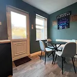 Recently Refurbished 3 Bedroom Home With Parking - Perfect For Longstays - Sleeps 8