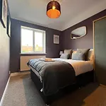 Recently Refurbished 3 Bedroom Home With Parking - Perfect For Longstays - Sleeps 8