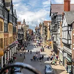 Insta-Worthy Loft On Historic Chester Rows, Sleeps 4 & Free Parking