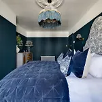 Insta-Worthy Loft On Historic Chester Rows, Sleeps 4 & Free Parking