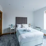 Dee Lane Apartment