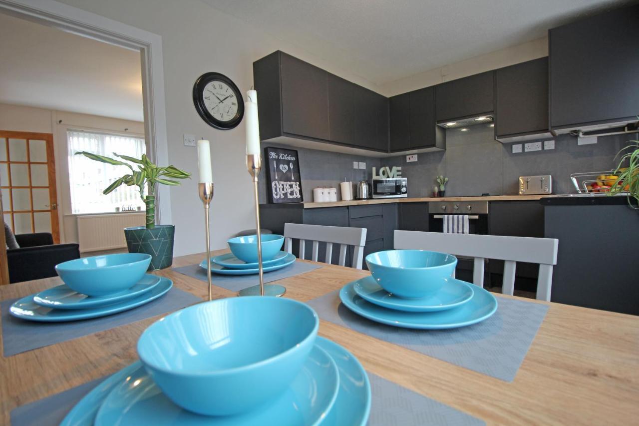 Recently Refurbished 3 Bedroom With Parking - Perfect For Longstays - Sleeps 8 Chester