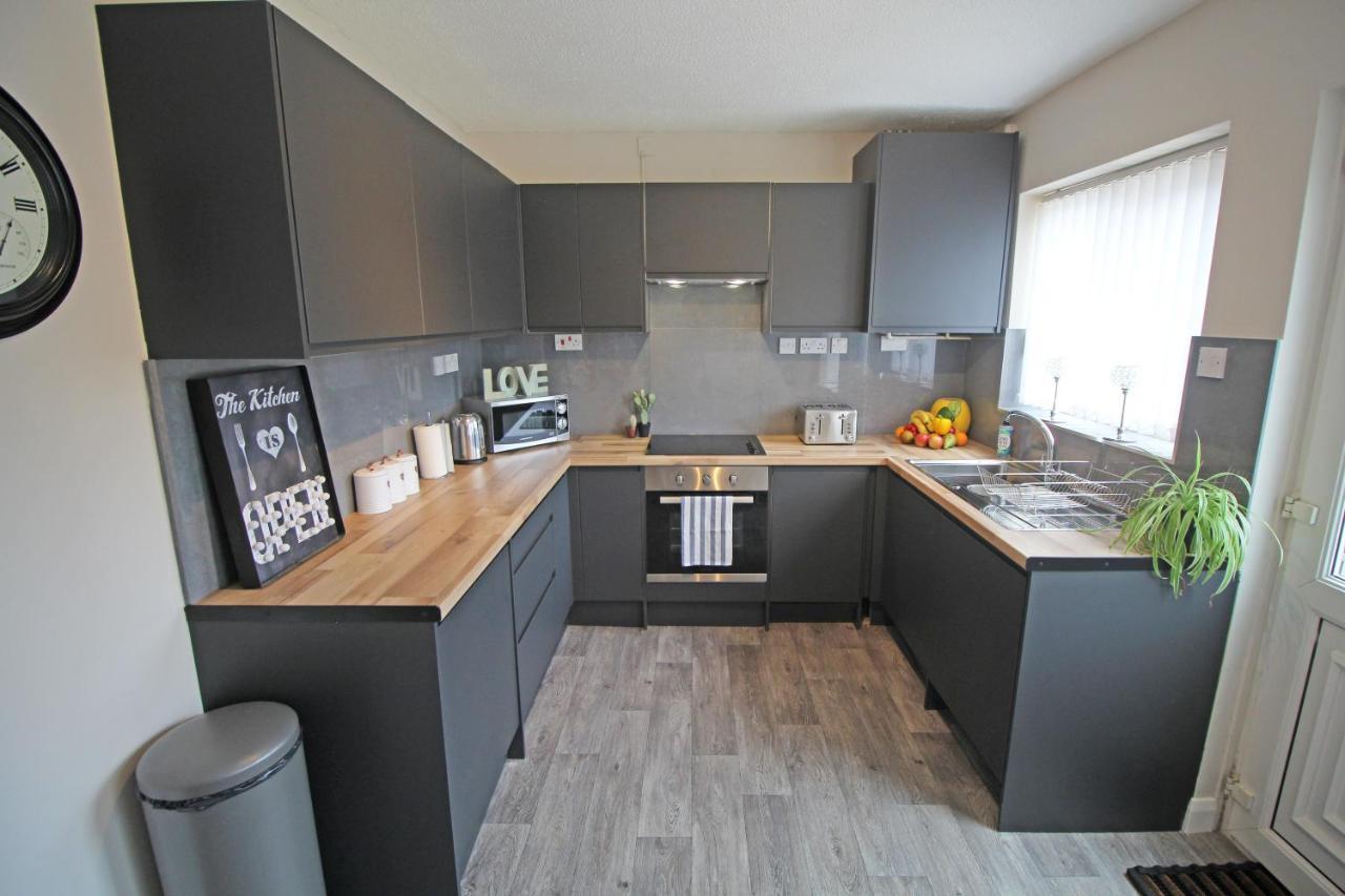 Recently Refurbished 3 Bedroom With Parking - Perfect For Longstays - Sleeps 8 Holiday home