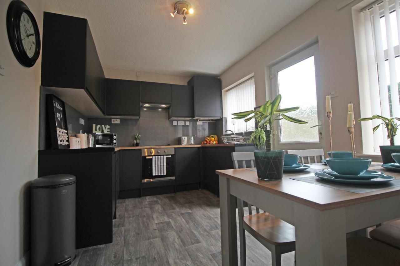 Recently Refurbished 3 Bedroom With Parking - Perfect For Longstays - Sleeps 8