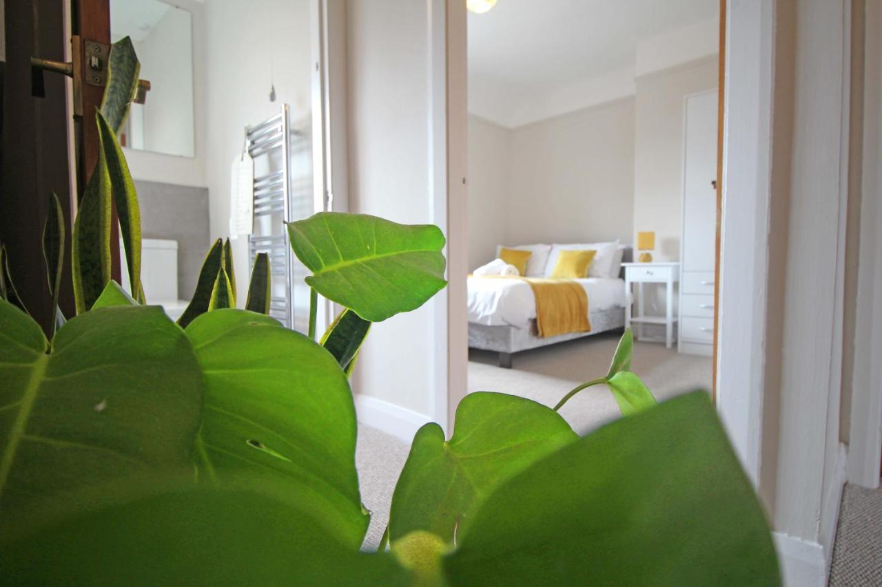 Holiday home Recently Refurbished 3 Bedroom With Parking - Perfect For Longstays - Sleeps 8 Chester