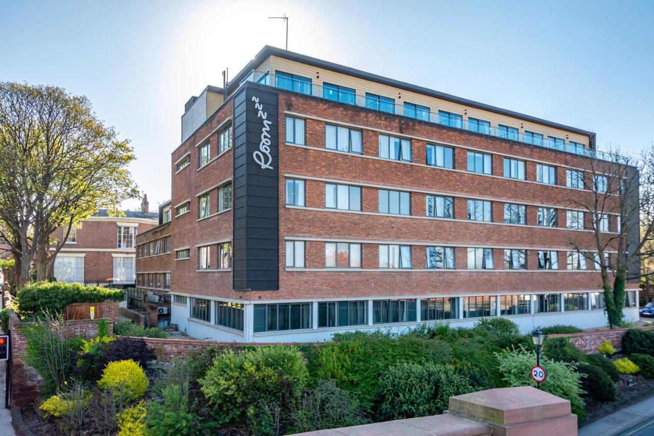 Roomzzz Aparthotel Chester