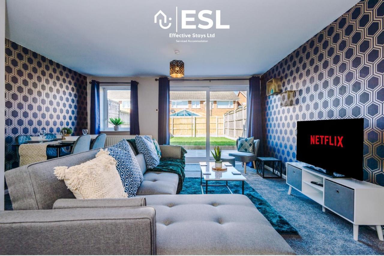 3 Bedroom House With Garden And Driveway Parking - Less Than 10 Mins From Centre Apartment