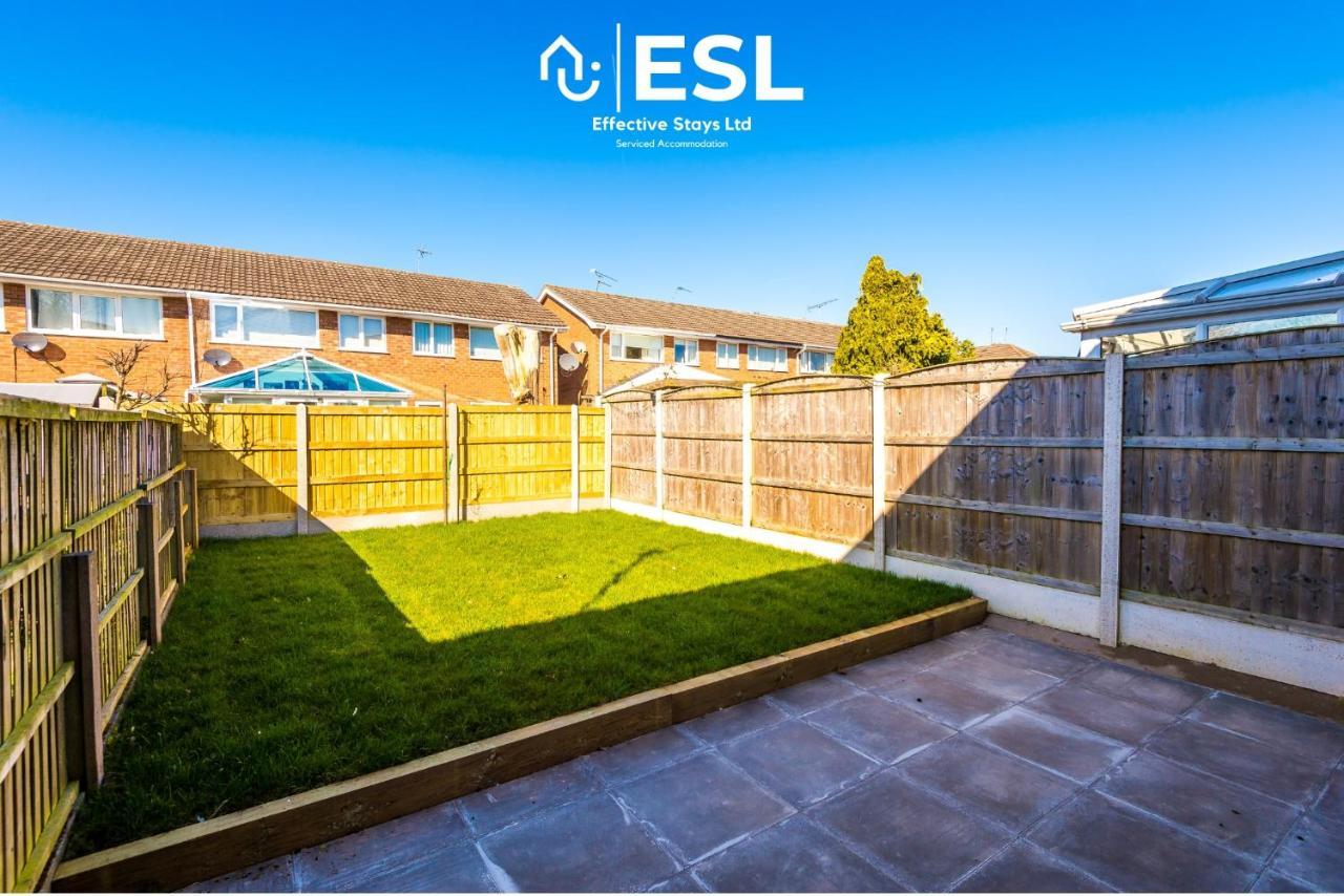 3 Bedroom House With Garden And Driveway Parking - Less Than 10 Mins From Centre Apartment *