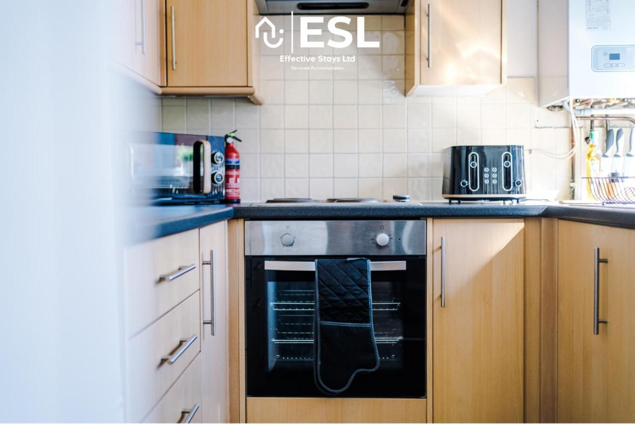 3 Bedroom House With Garden And Driveway Parking - Less Than 10 Mins From Centre * Chester