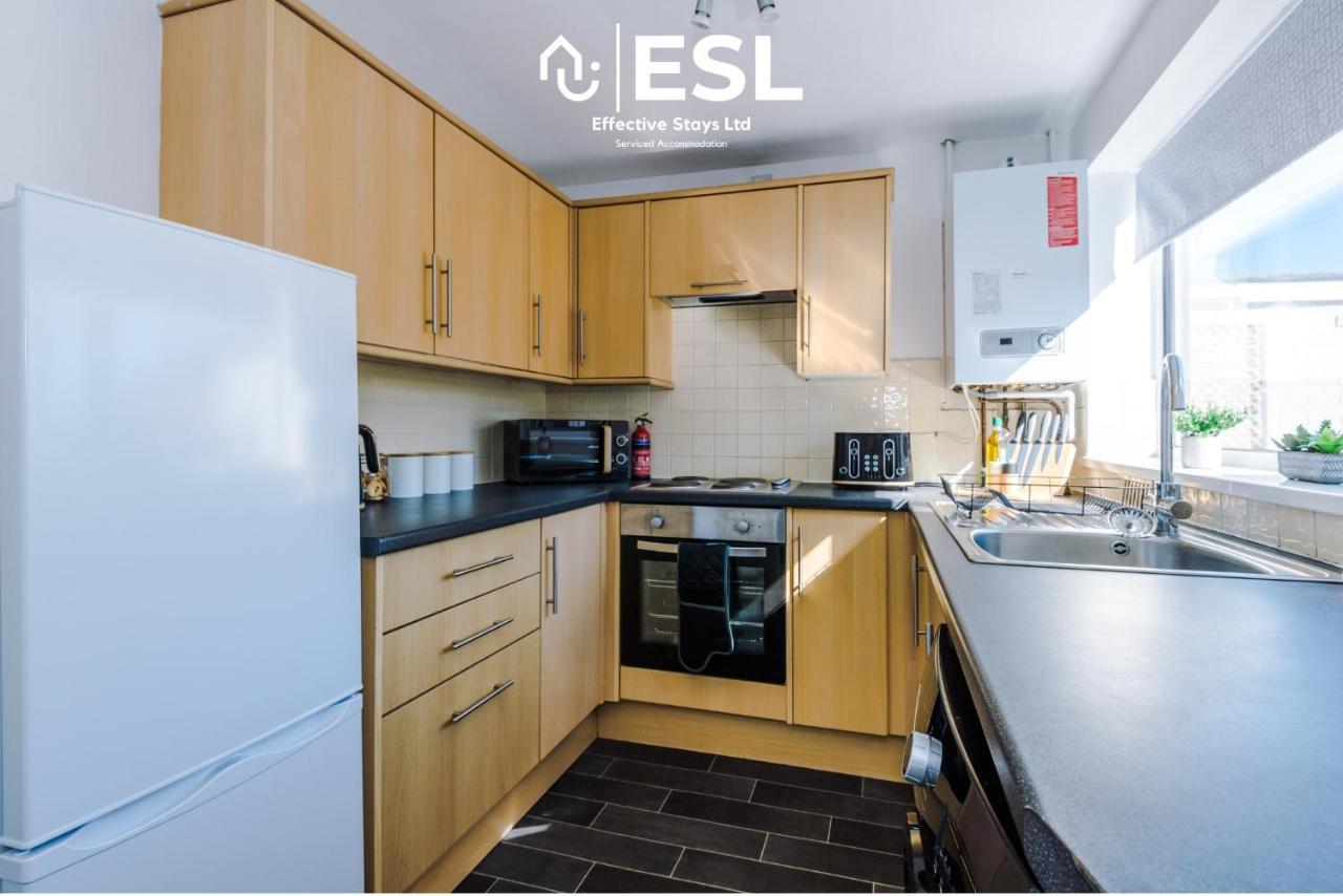 Apartment 3 Bedroom House With Garden And Driveway Parking - Less Than 10 Mins From Centre *