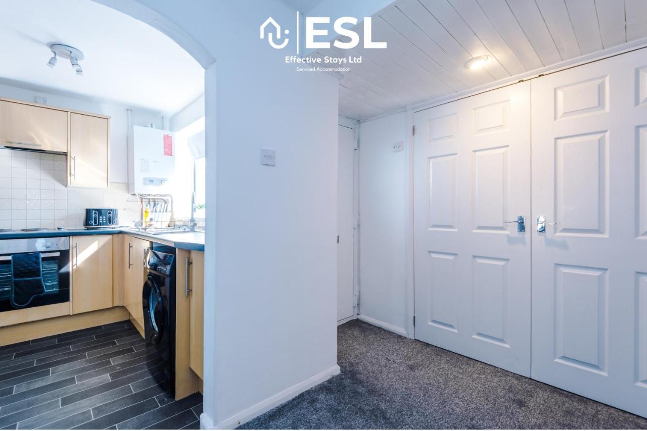 3 Bedroom House With Garden And Driveway Parking - Less Than 10 Mins From Centre *