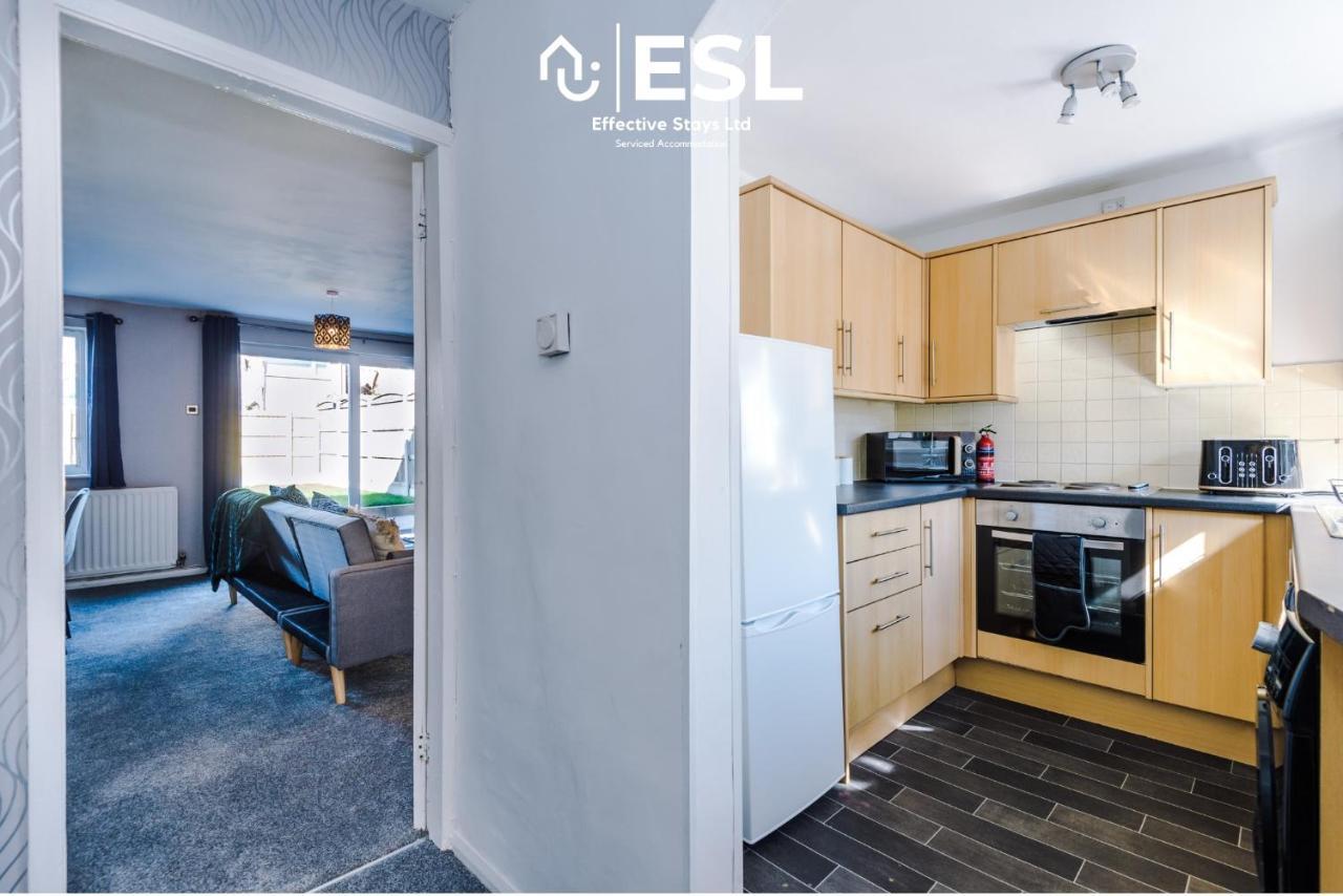 3 Bedroom House With Garden And Driveway Parking - Less Than 10 Mins From Centre *
