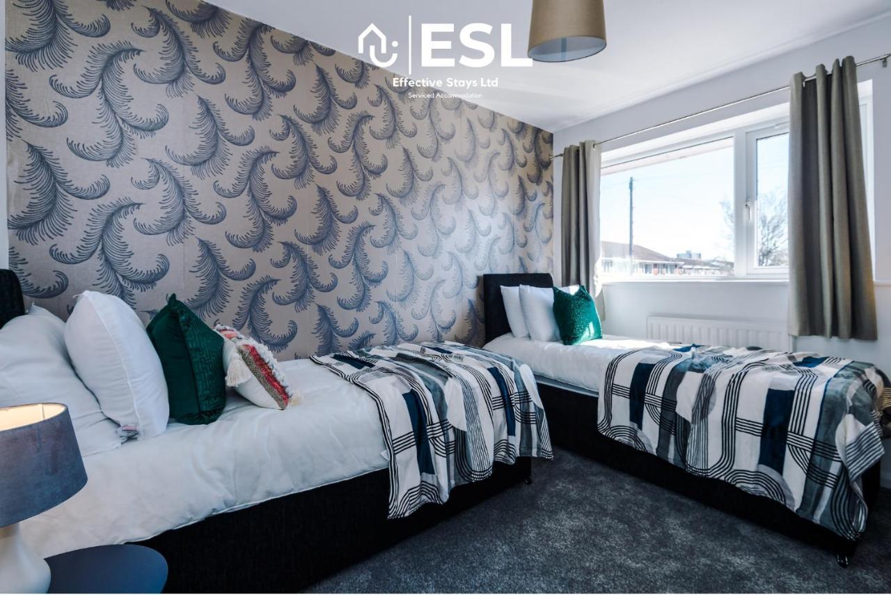 3 Bedroom House With Garden And Driveway Parking - Less Than 10 Mins From Centre Apartment
