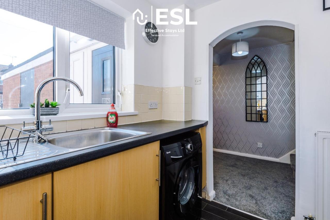 3 Bedroom House With Garden And Driveway Parking - Less Than 10 Mins From Centre Apartment *