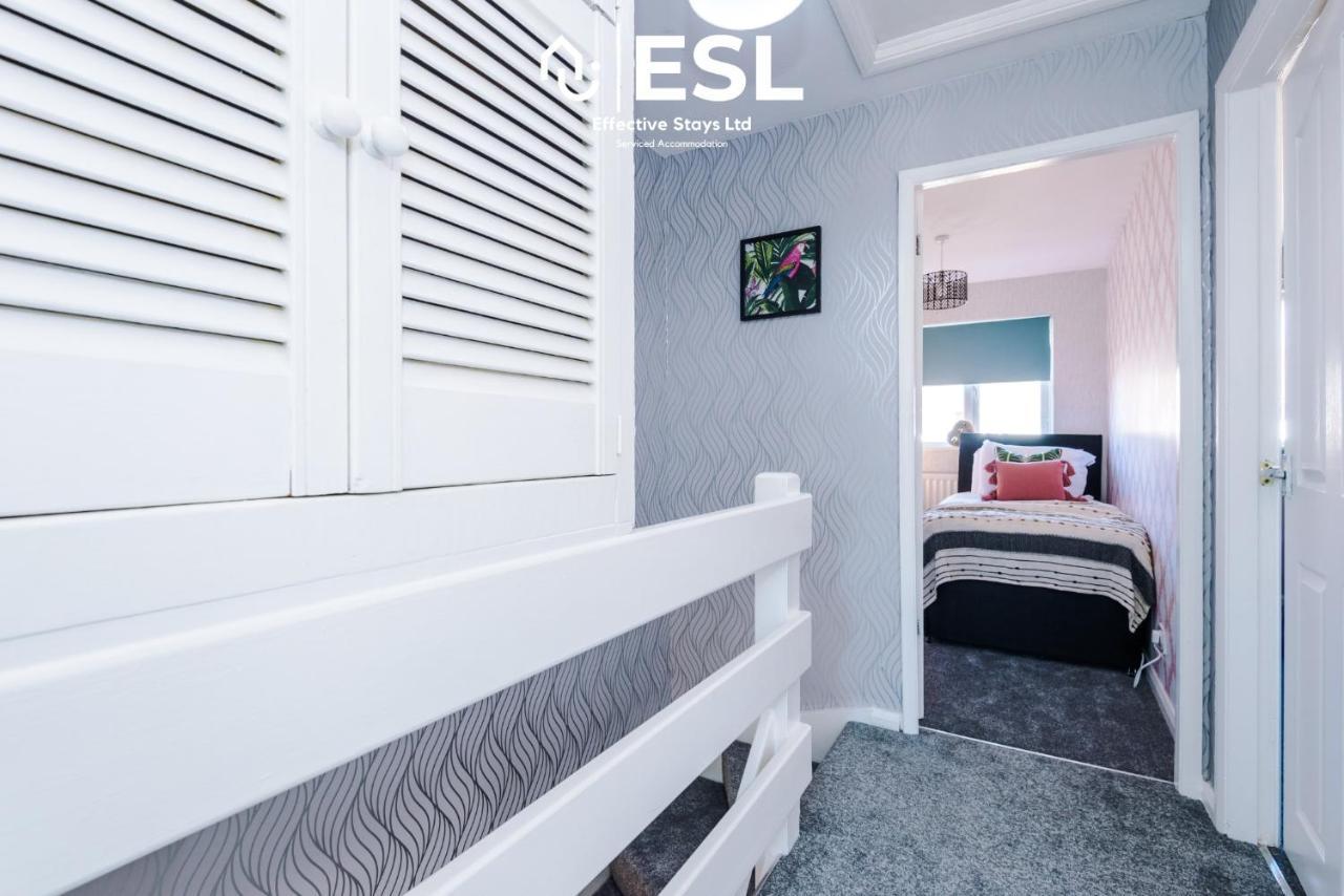 3 Bedroom House With Garden And Driveway Parking - Less Than 10 Mins From Centre Apartment