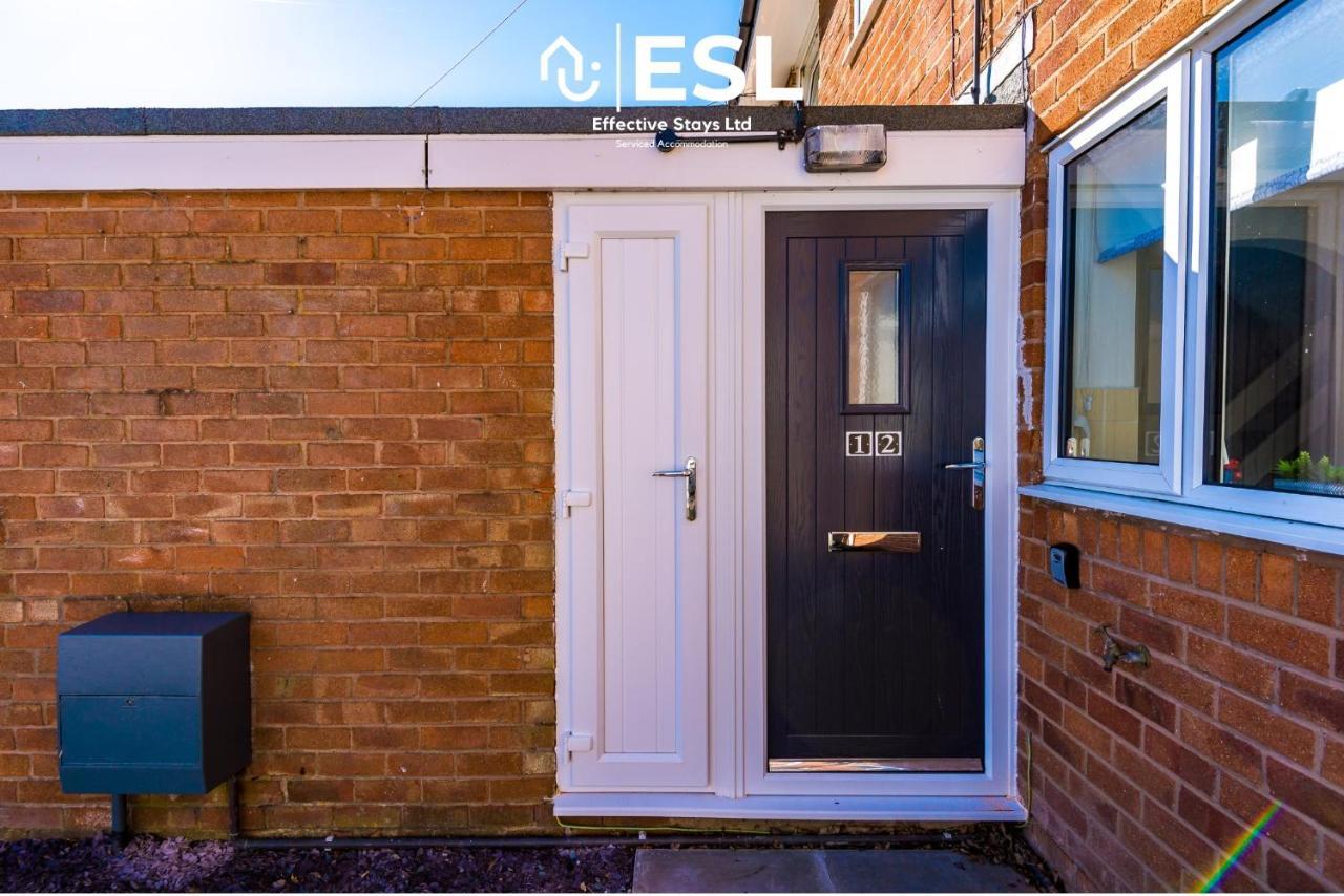 3 Bedroom House With Garden And Driveway Parking - Less Than 10 Mins From Centre Apartment