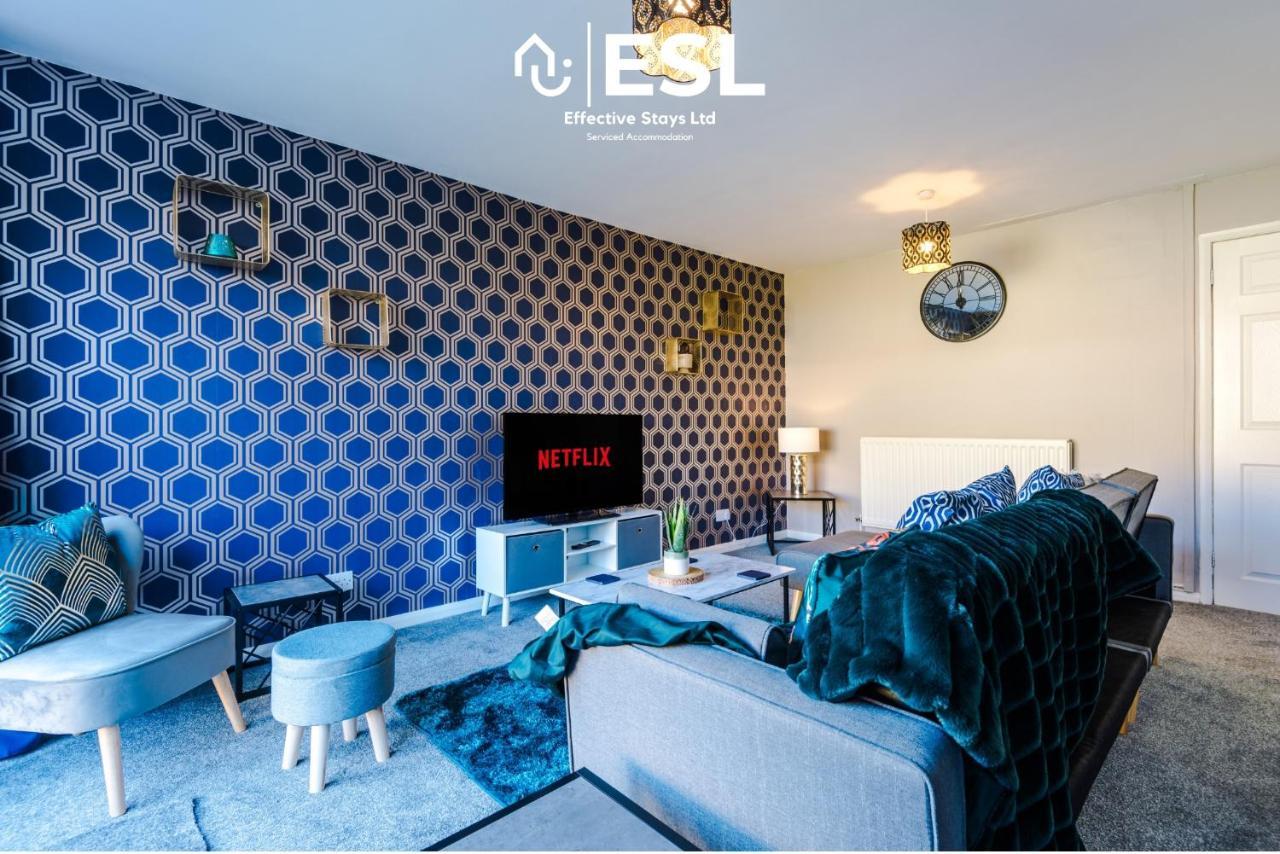 3 Bedroom House With Garden And Driveway Parking - Less Than 10 Mins From Centre Apartment