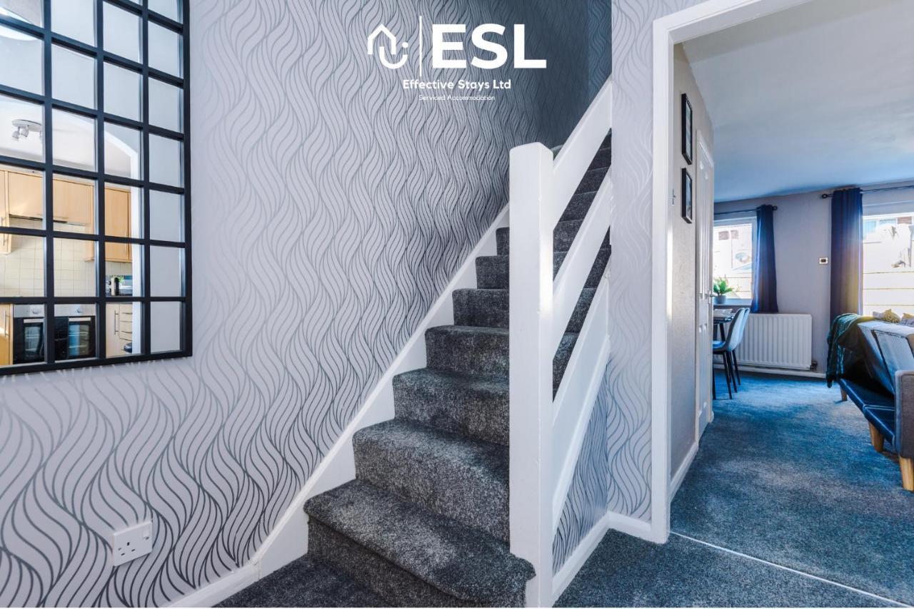 3 Bedroom House With Garden And Driveway Parking - Less Than 10 Mins From Centre Apartment