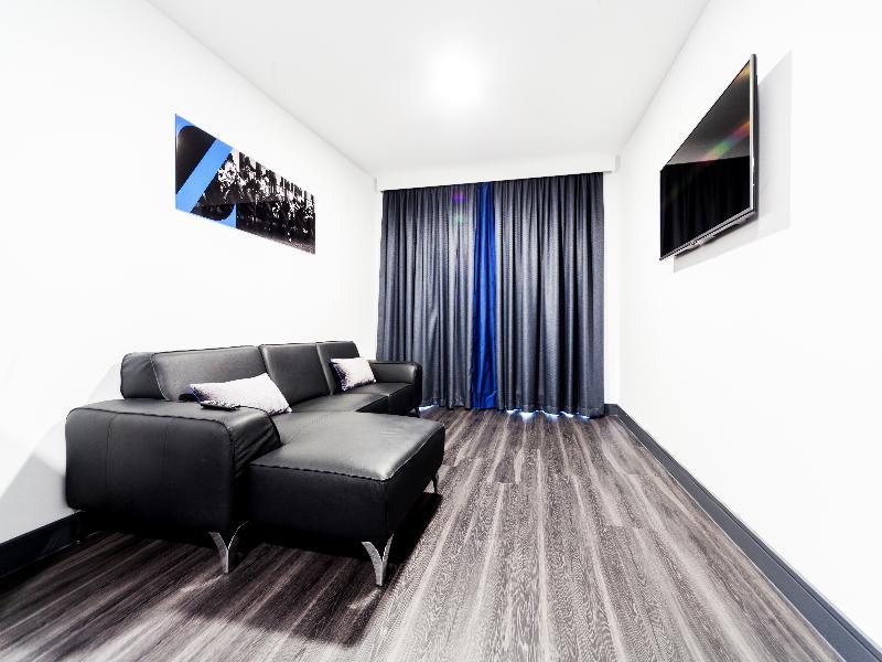 Roomzzz Aparthotel Chester