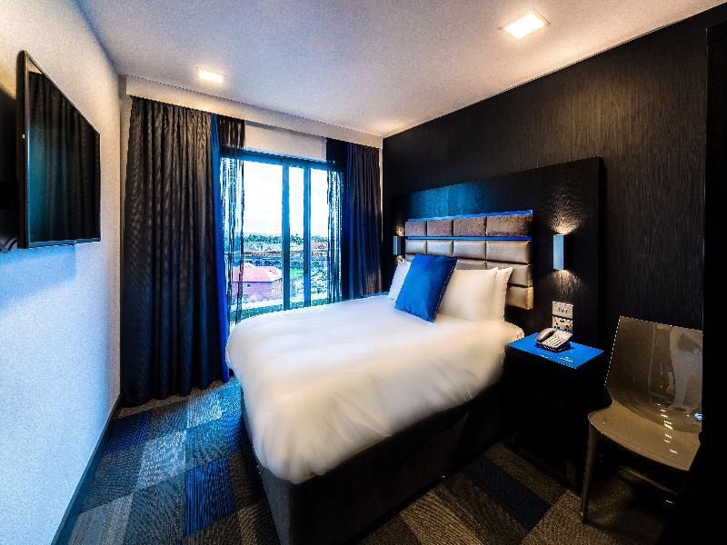 Roomzzz Aparthotel 4*