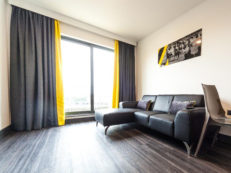 Roomzzz Aparthotel