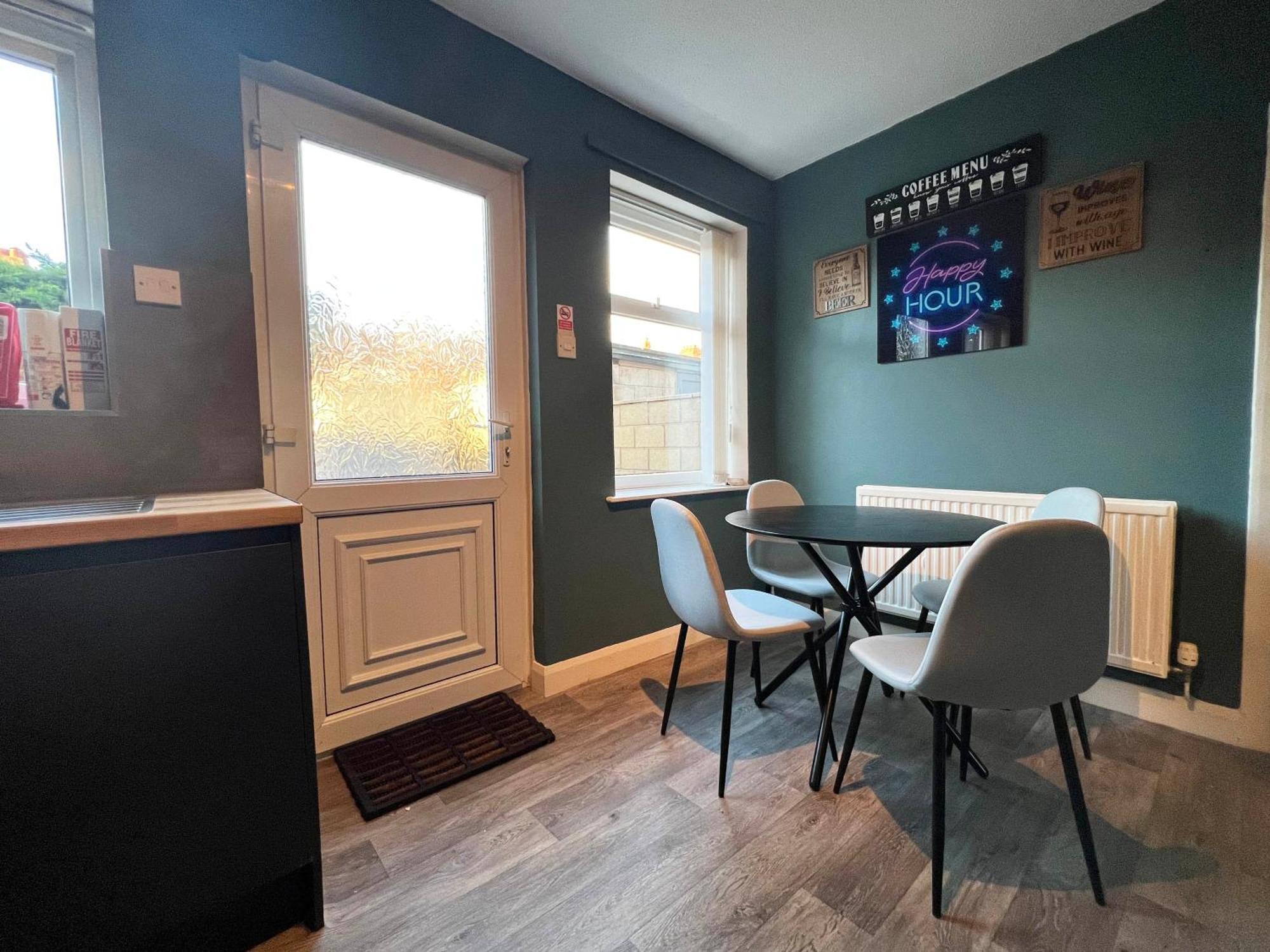 Holiday home Recently Refurbished 3 Bedroom With Parking - Perfect For Longstays - Sleeps 8 Chester