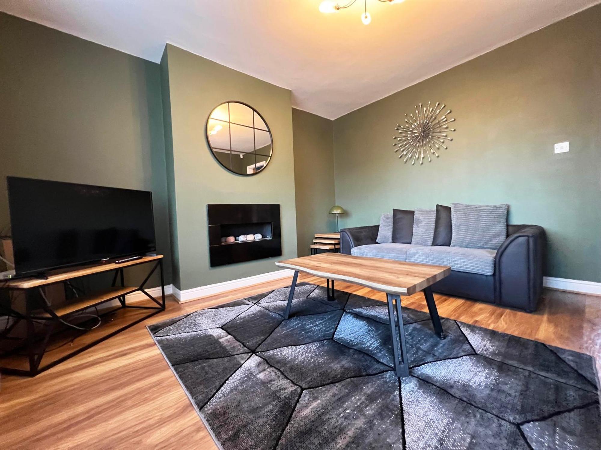Recently Refurbished 3 Bedroom With Parking - Perfect For Longstays - Sleeps 8 Holiday home Chester