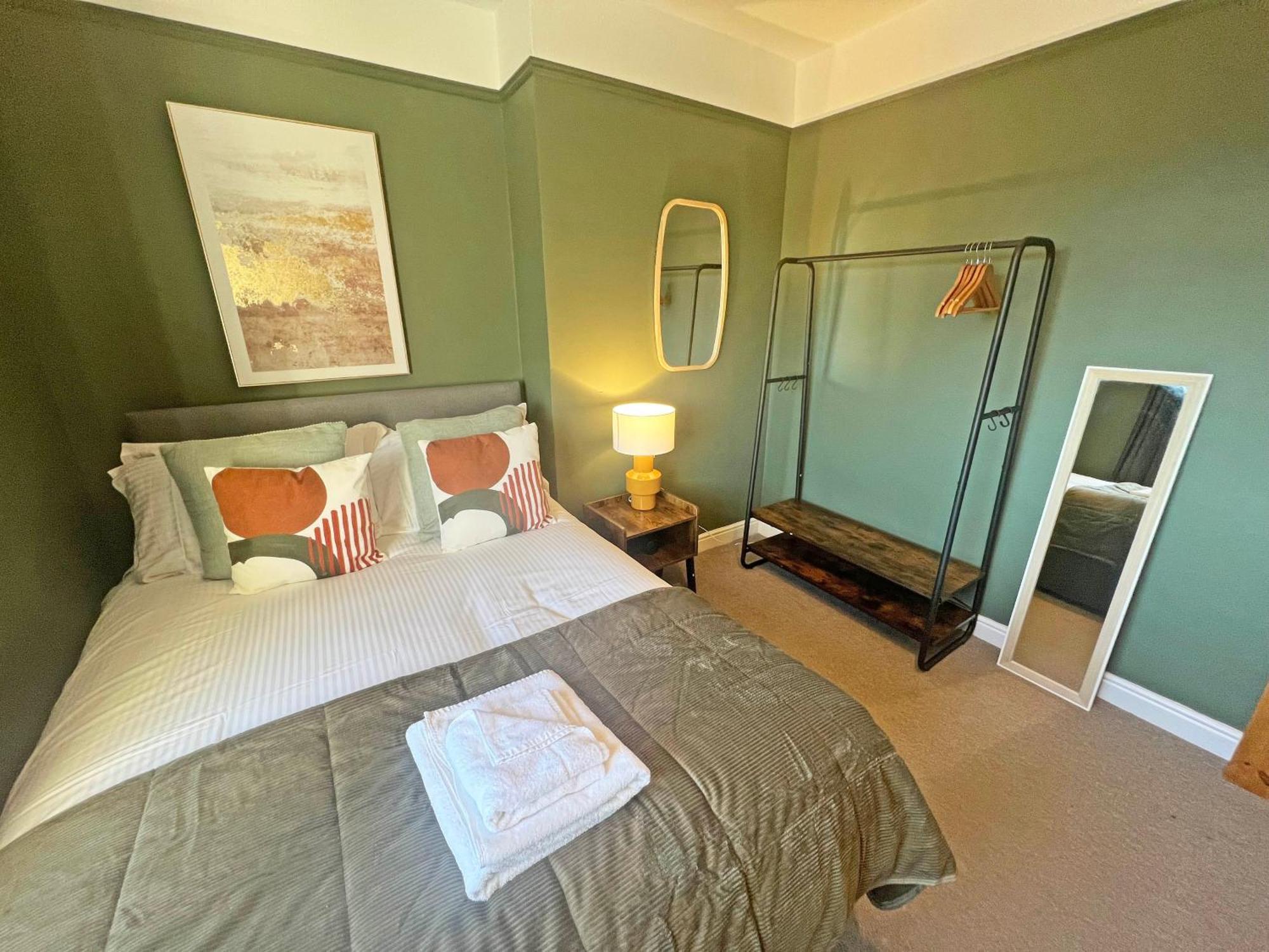 Holiday home Recently Refurbished 3 Bedroom With Parking - Perfect For Longstays - Sleeps 8 *