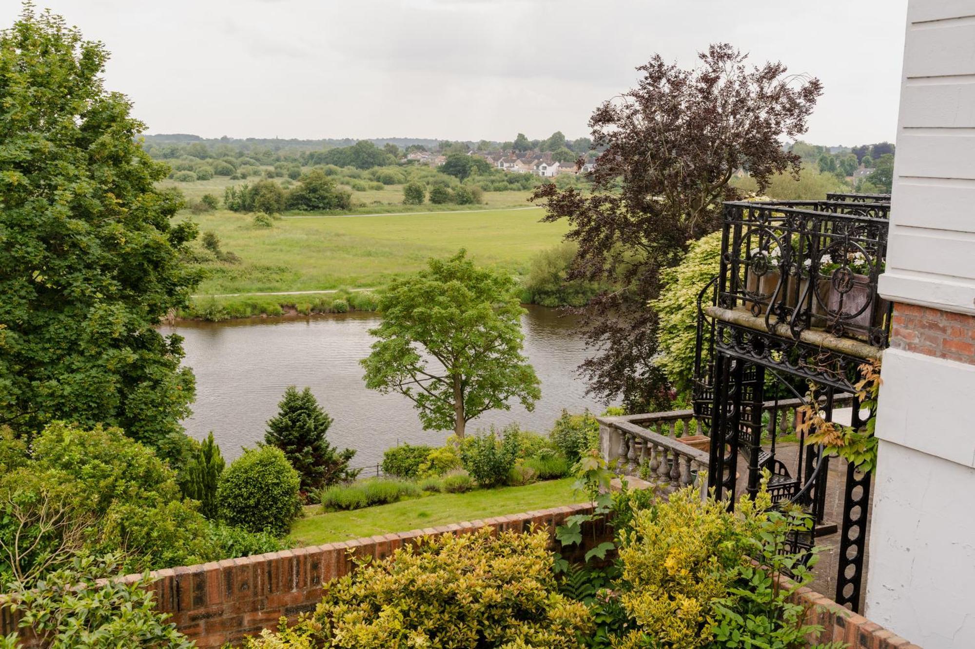 Well Presented 2 Bedroom With Great River Views Chester