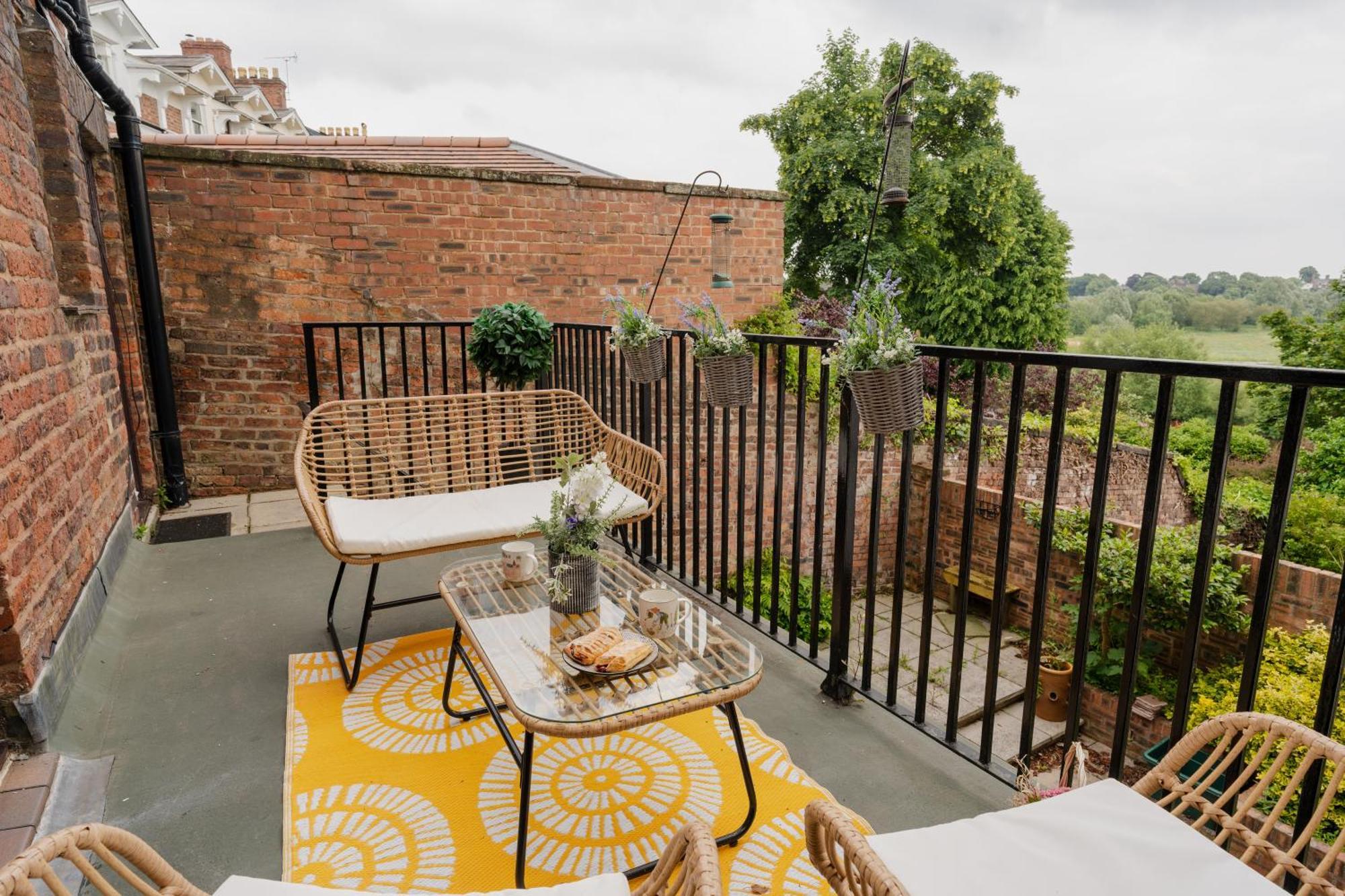 Well Presented 2 Bedroom With Great River Views Holiday home