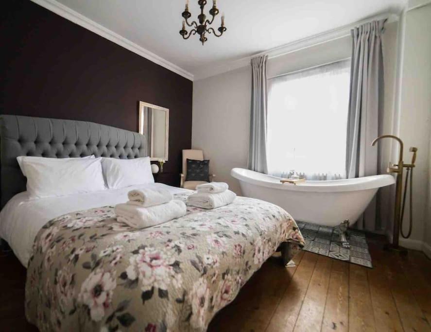 Stunning Centre Georgian Townhouse - Parking Chester