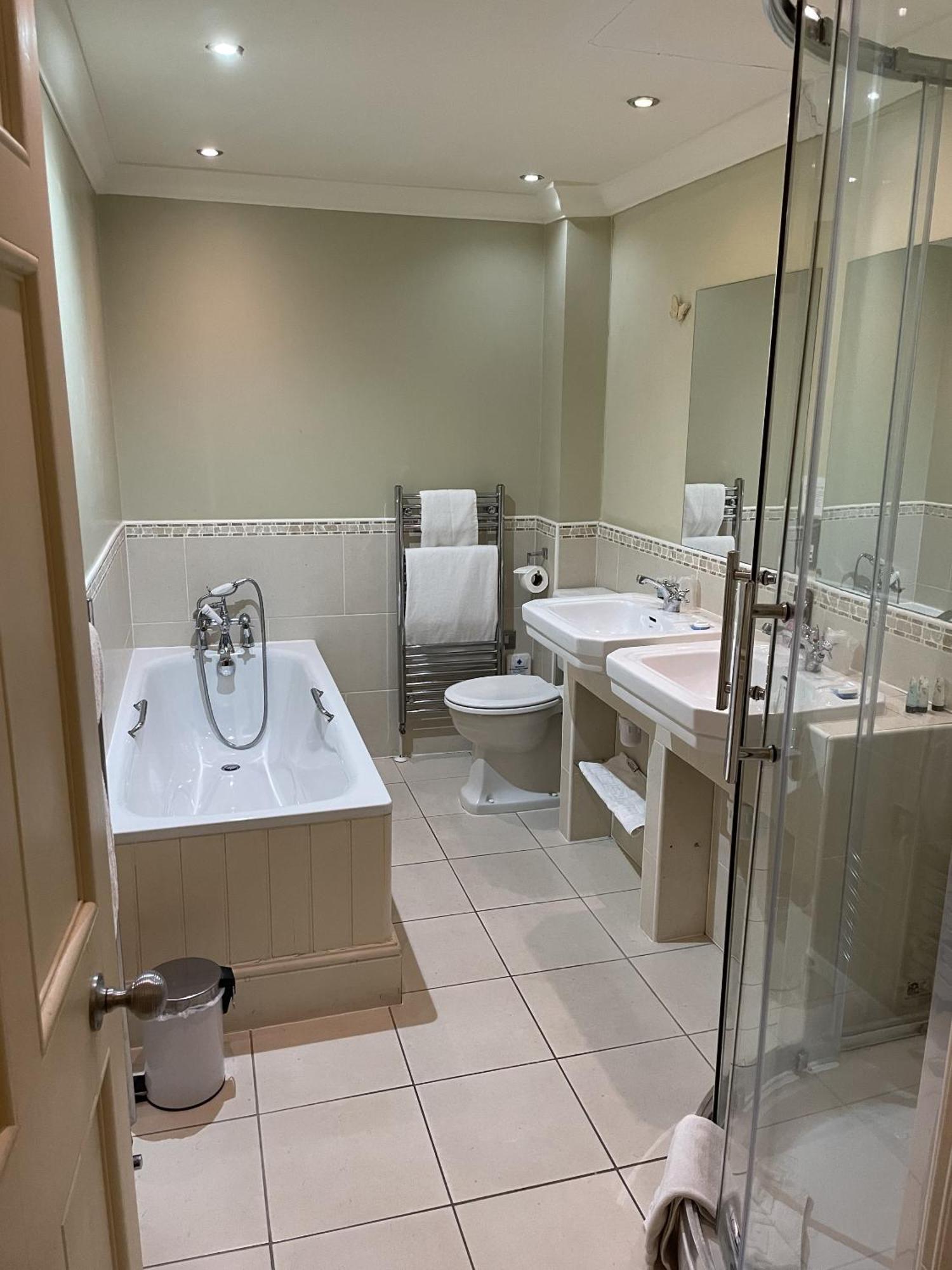 The Commercial Bar & Hotel 3*