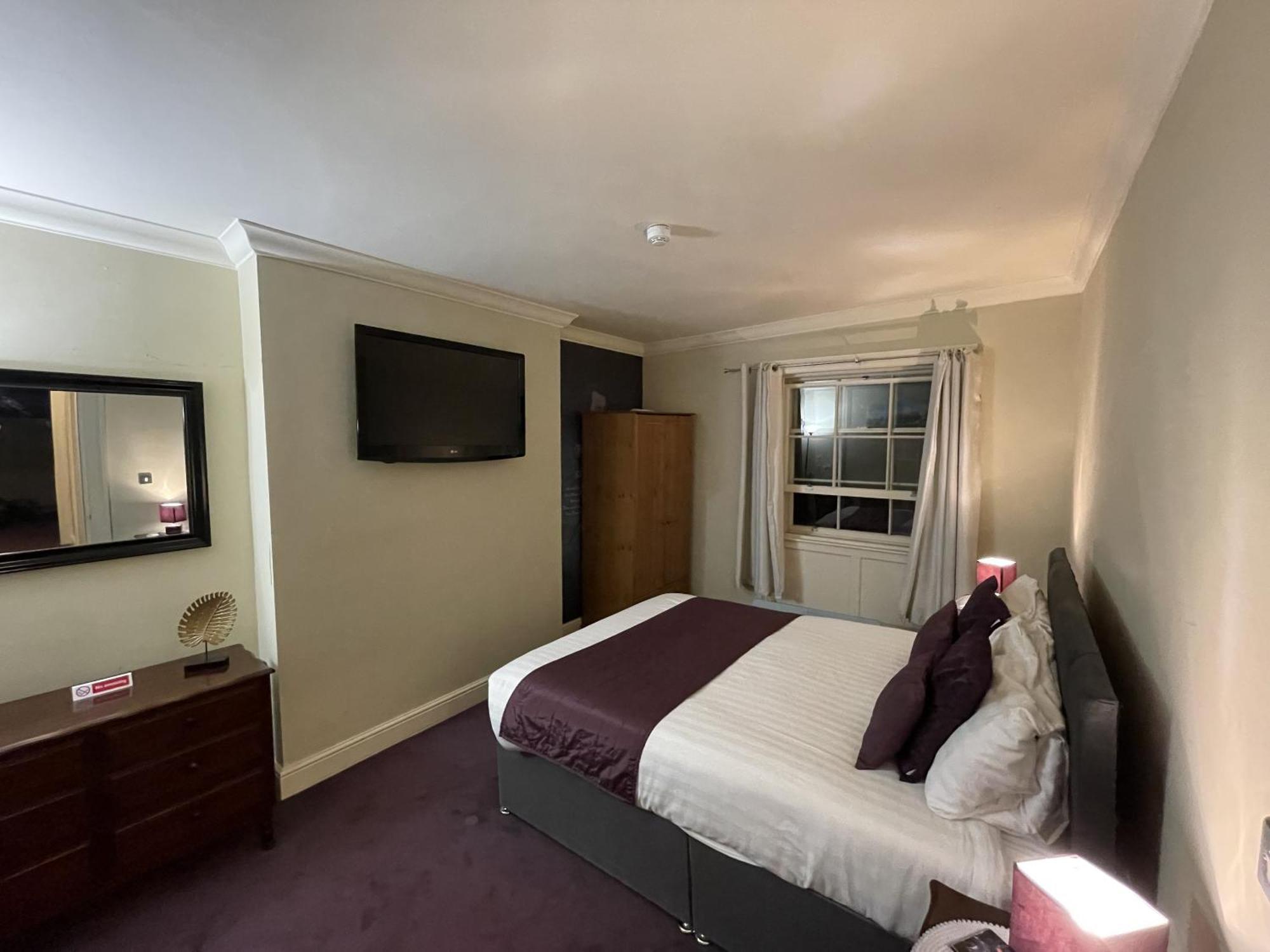 The Commercial Bar & Hotel 3*